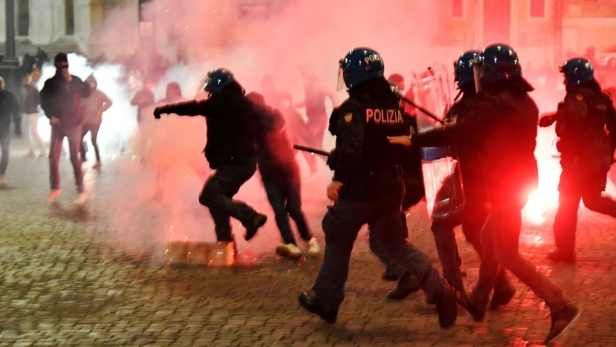 الشرطة الايطالية في مواجهة مع المحتجين