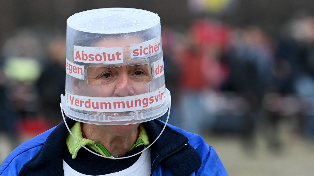أحد المحتجين على قيود كورونا في ألمانيا