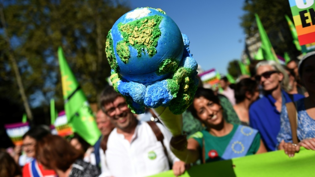 داميان كاريم خلال تظاهرة احتجاجية في باريس العام الماضي تطالب بحماية المناخ