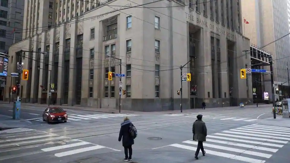 مشاه خلال ساعات التنقل الصباحية في الحي المالي في تورونتو