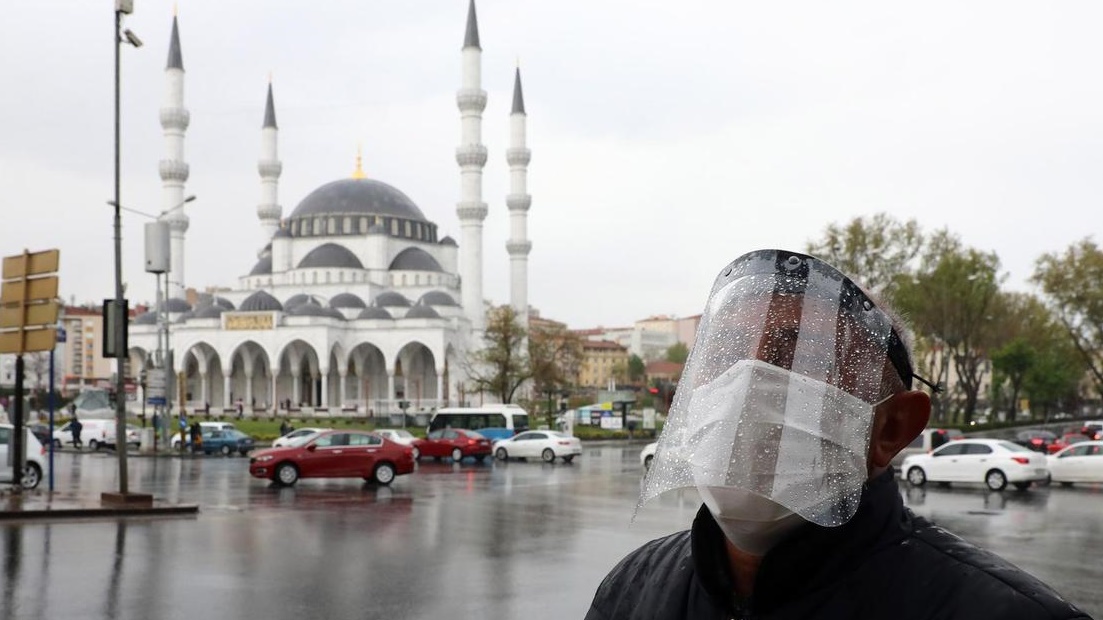 رجل يلتزم الاجراءات الوقائية في أحد شوارع اسطنبول