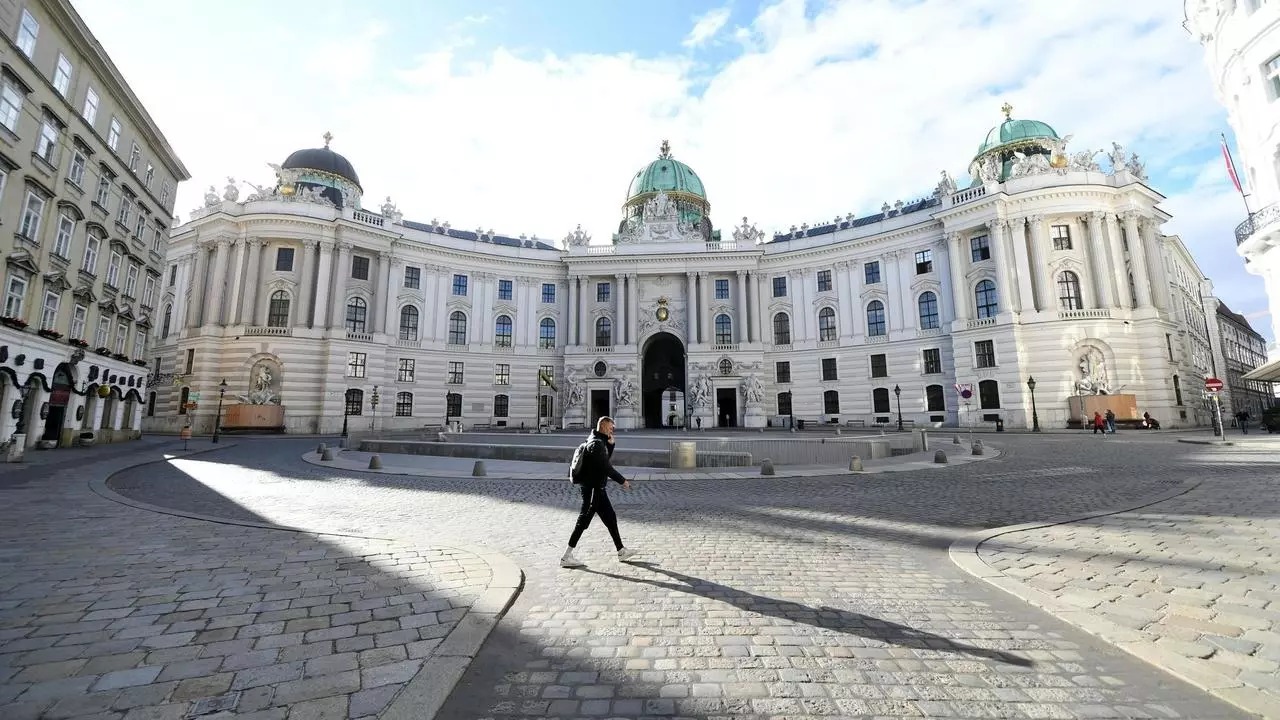 ساحة ميكايلر بلاتز مقفر في فيينا عاصمة النمسا في 17 نوفمبر 2020