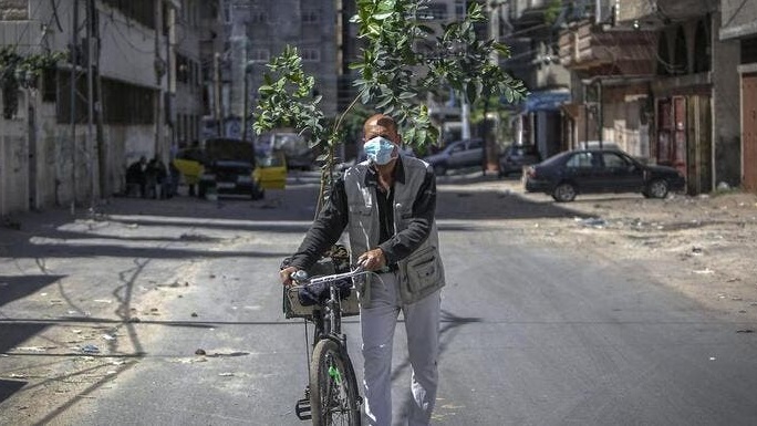 أحد المارة مستخدما دراجته في غزة