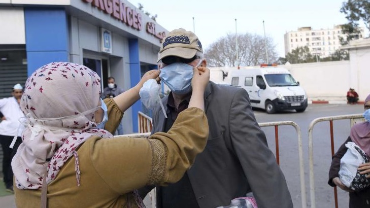 مواطنان أمام مركز صحي في الجزائر