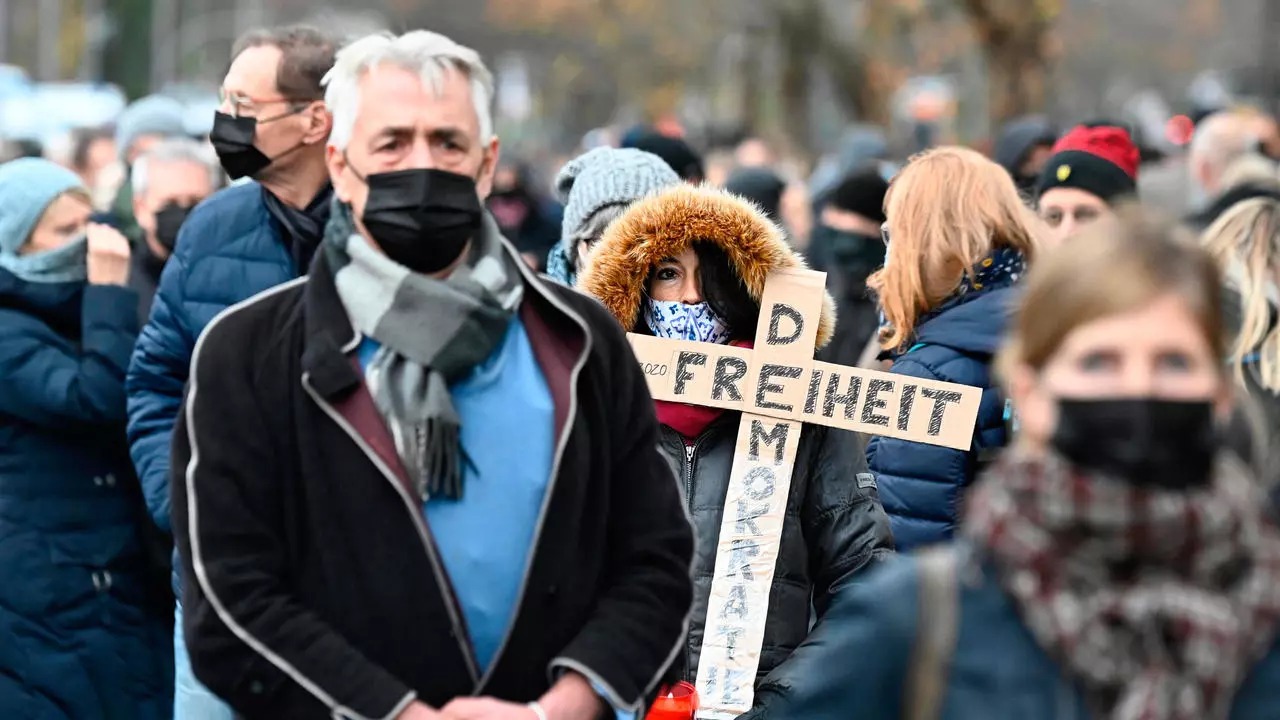 مسيرة صامتة ضد تدابير احتواء كوفيد-19 في برلين في 22 تشرين الثاني/نوفمبر 2020