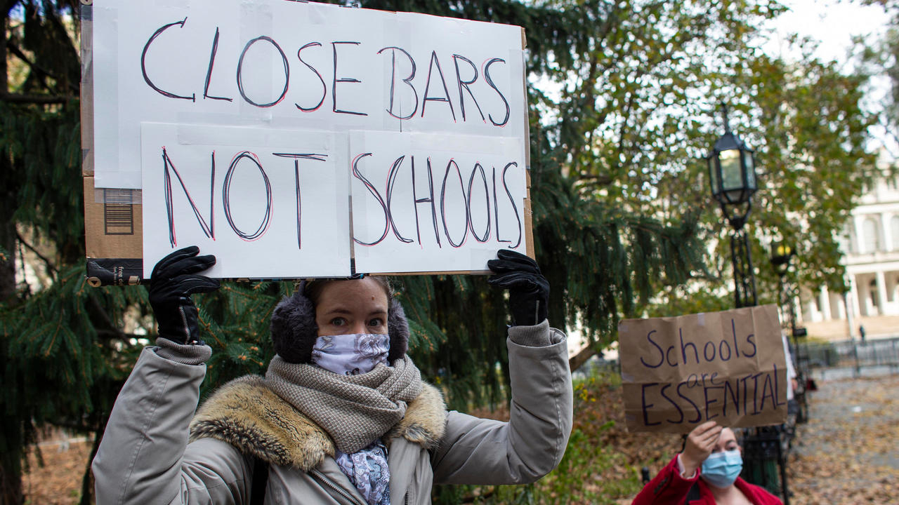 إحدى المشاركات في تظاهرة لأهالي الطلاب في نيويورك في 20 تشرين الثاني/نوفمبر 2020 تحمل لافتة تطالب بـ