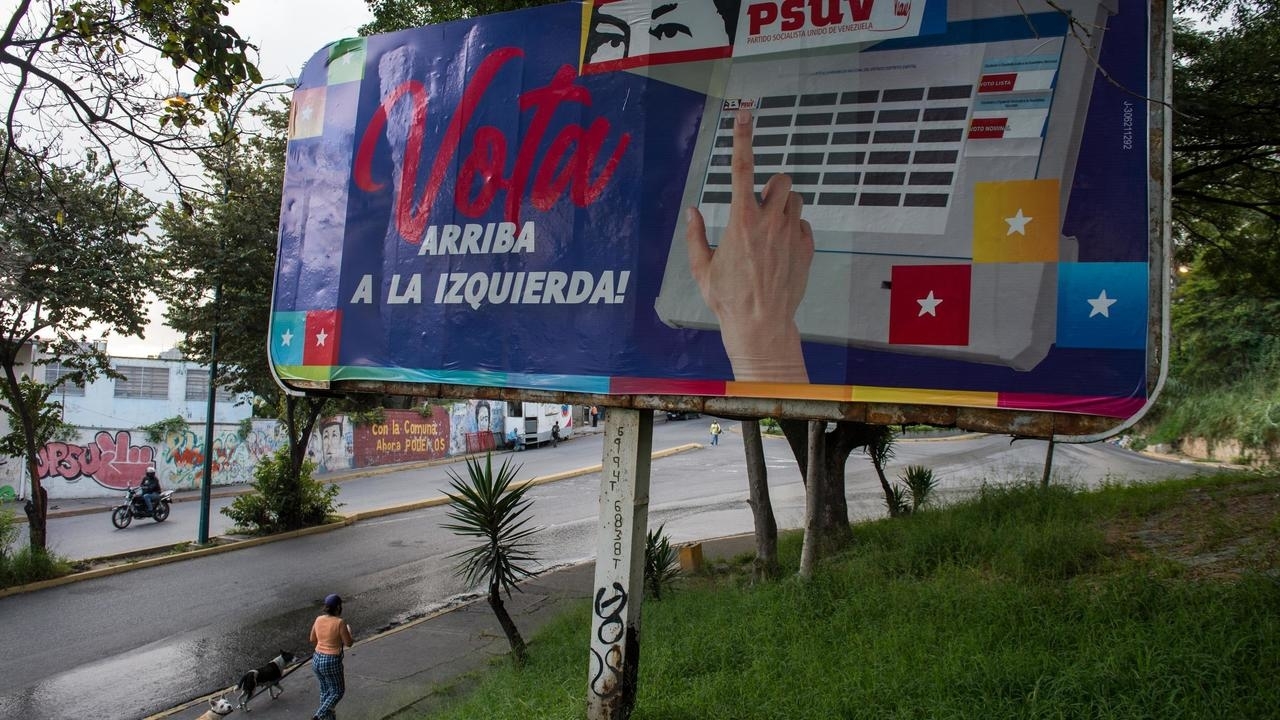 يتوقع ان يستعيد حزب الرئيس نيكولاس مادورو السيطرة على البرلمان من المعارضة في انتخابات الأحد التشريعية