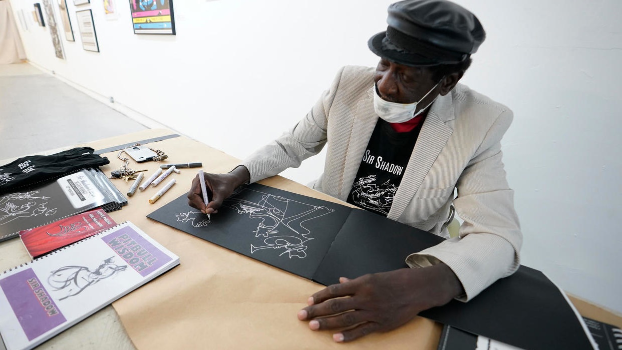 سير شادو أحد الفنانين المشاركين في المعرض