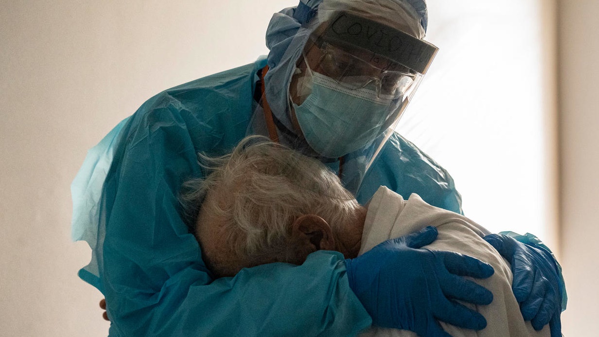 صورة طبيب أميركي يعانق مسنّاً مصاباً بكوفيد-19 تحقق انتشارا واسعا