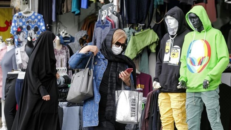 سيدتان إيرانيتان تضعان الكمامة في أحد الأسواق