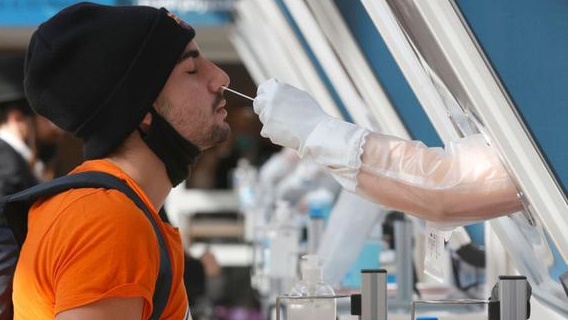 شاب إسرائيلي يخضع لفحص كورونا