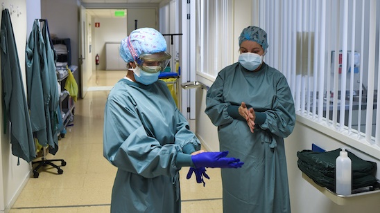 عاملان في القطاع الصحي احدى المستشفيات في أسبانيا