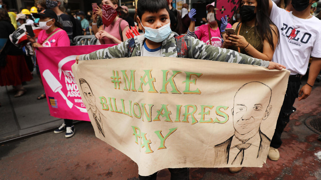 ناشطون يشاركون في مسيروة تطالب بفرض ضرائيب أعلى على اصحاب المليارات في مدينة نيويورك في الولايات المتحدة في 17 تموز/يوليو