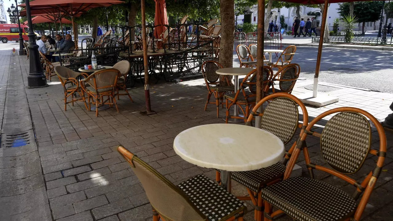 مقهى شبه فارغ في شارع الحبيب بورقيبة بالعاصمة تونس 29 أكتوبر 2020