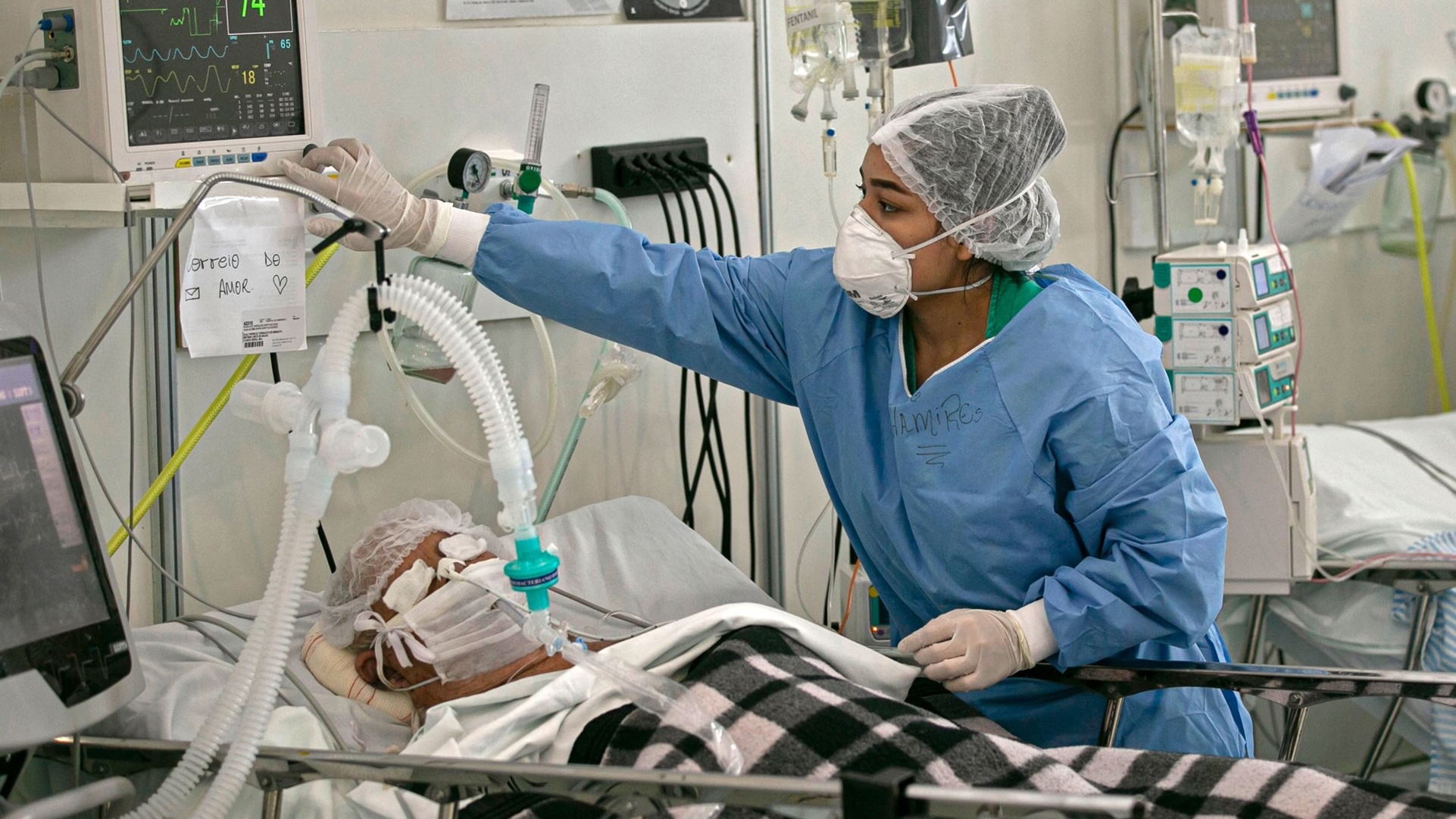 ممرضة برازيلية تعاين مصاب بفيروس كورونا