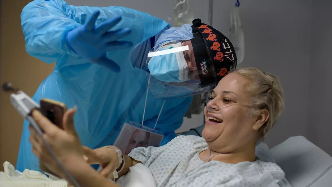 الطبيب جوزف فارون يحيي عبر الهاتف أقرباء مريضته غلوريا غارسيا المصابة بكوفيد-19 في مستشفى 