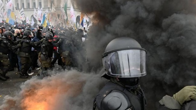 الشرطة الأوكرانية في مواجهة مع المتظاهرين ضد الاغلاق