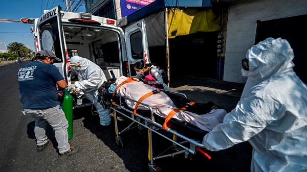 نقل أحد الموتى بفيروس كورونا في المكسيك