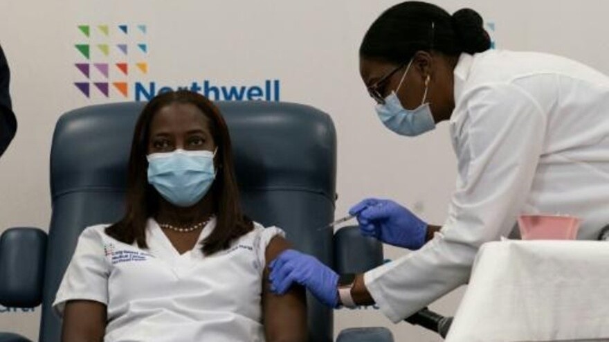 الممرضة ساندرا ليندساي التي حصلت على لقاح ضد كورونا في الولايات المتحدة الإثنين