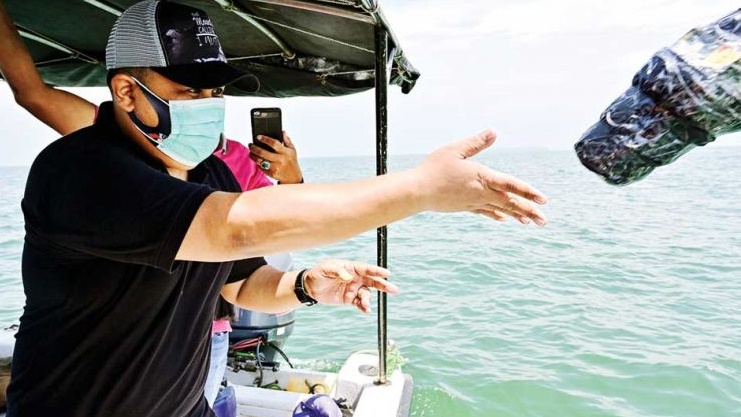 إيراي راغابوترا لحظة رمي الجهاز في المحيط