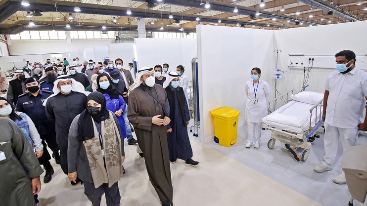 وزير الصحة باسل الصباح خلال جولة في مركز للتطعيم