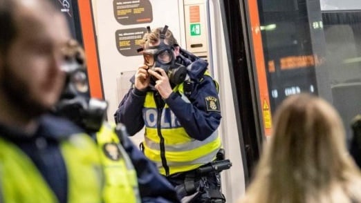 شرطي سويدي يضع القناع الواقي