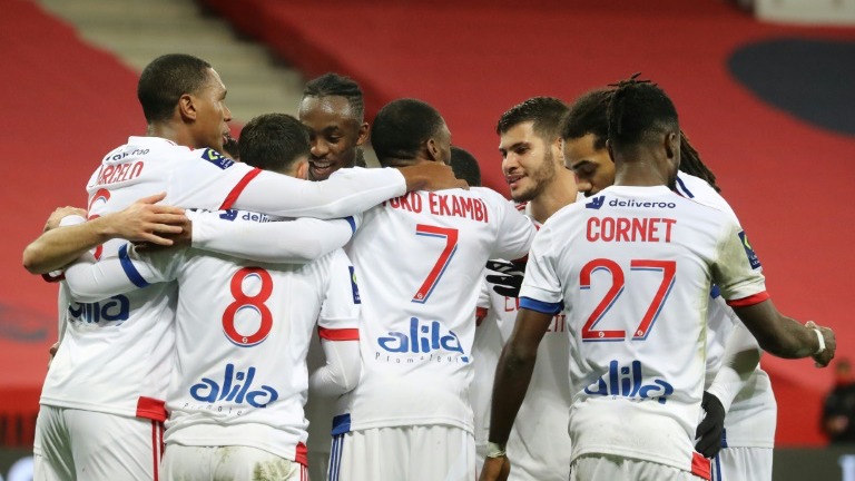 لاعبو ليون يحتفلون بهدف حسام عوار ضد نيس في الدوري الفرنسي لكرة القدم في 19 كانون الاول/ديسمبر 2020