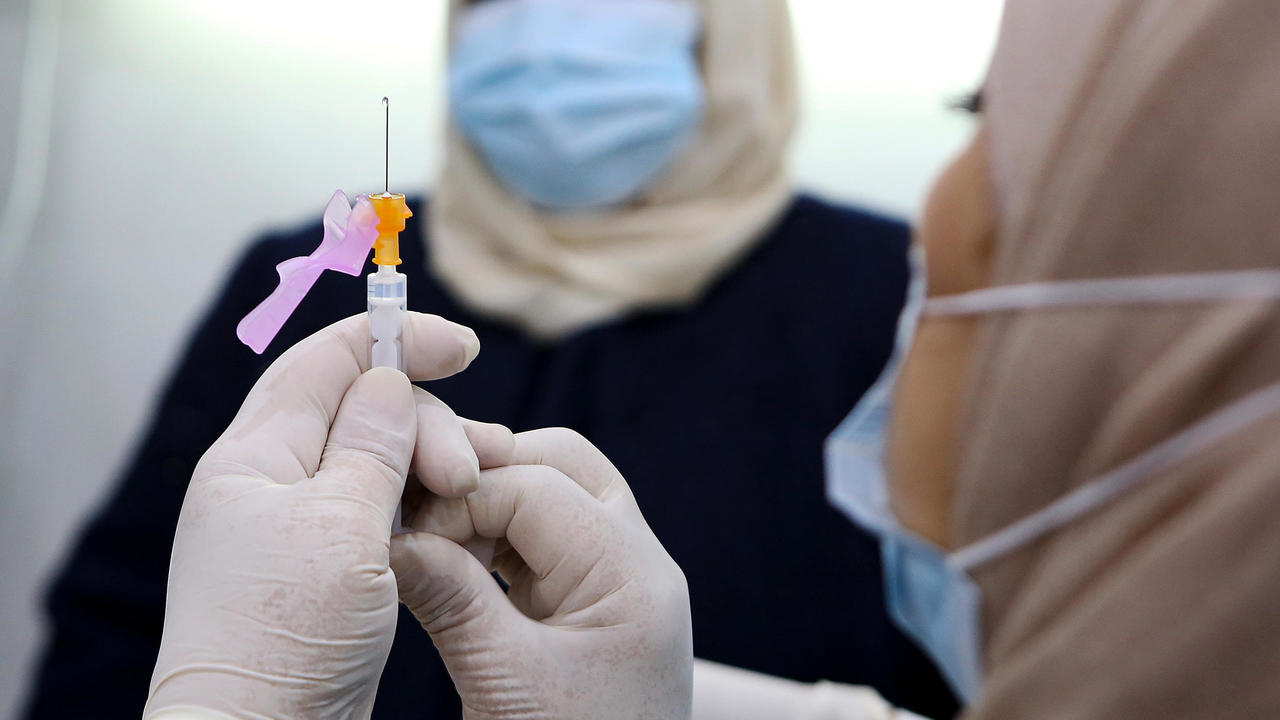 ممرضة تستعد لتقديم اللقاح في الكويت في 24 كانون الأول/ديسمبر 2020