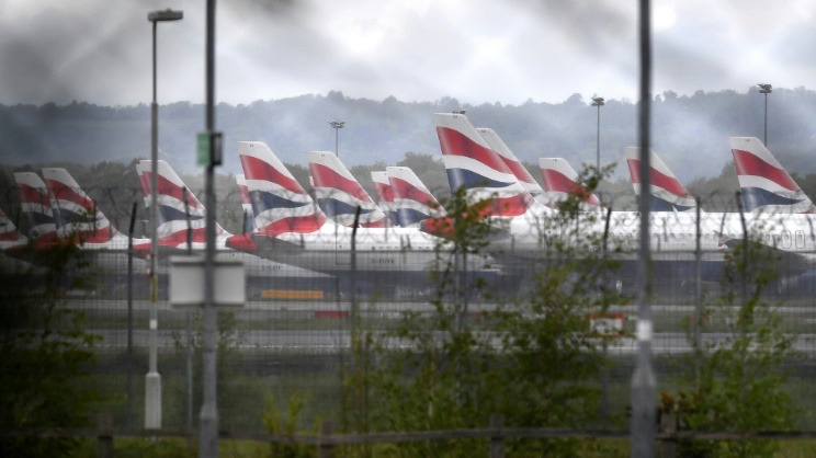 طائرات متوقفة جرّاء وباء كوفيد-19 في مطار لندن غاتويك بتاريخ 1 مايو 2020