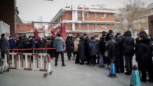مواطنون صيتيون ينتظرون دورهم للخضوع لفحص الكشف عن كورونا الإثنين بعد تسجيل غصابات جديدة في بكين