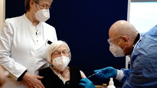 الألمانية جيرترود هاس تبلغ 101 سنة، تتلقى جرعة من لقاح كورونا في دار للمسنين في ألمانيا الأحد