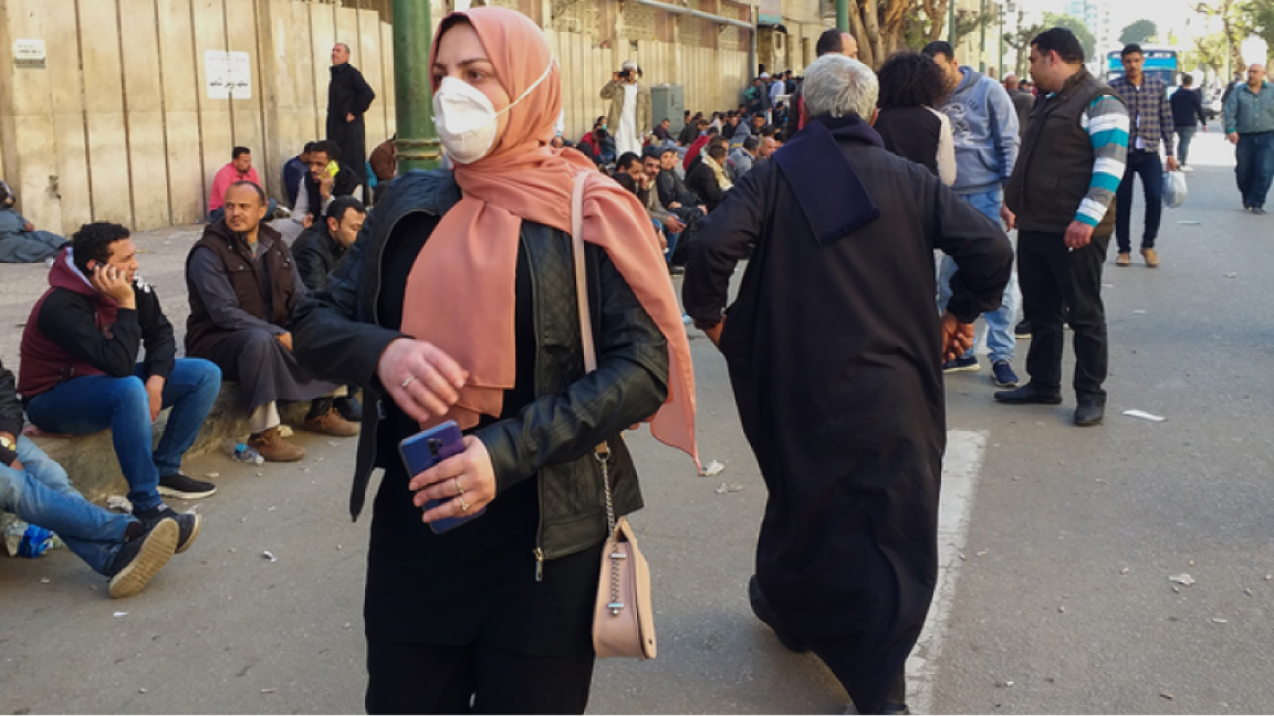 مصريون أمام مركز صحي في القاهرة لإجراء فحص الكشف عن كورونا