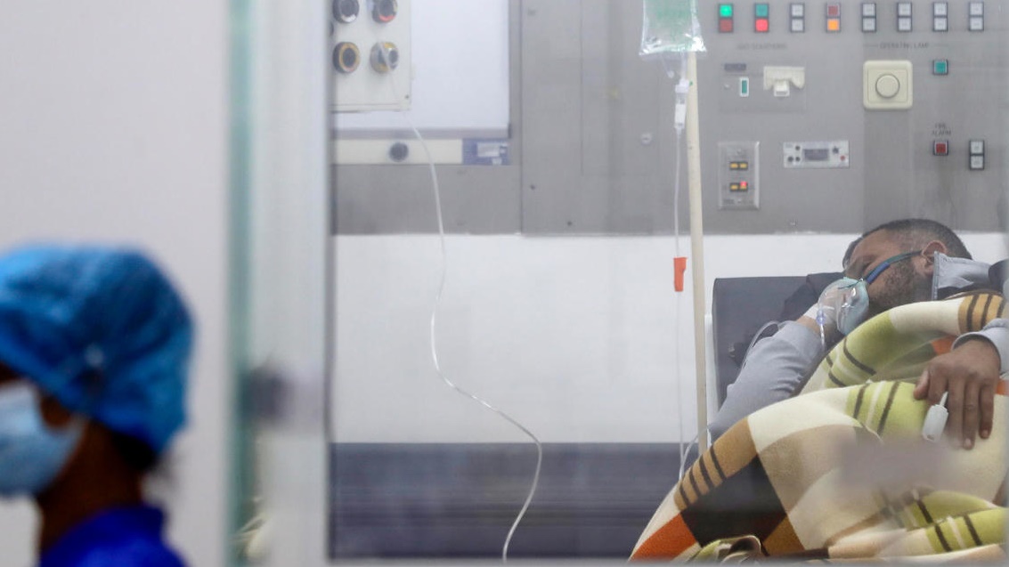 أحد مرضى كورونا يرقد في احدى المستشفيات في العاصمة بيروت