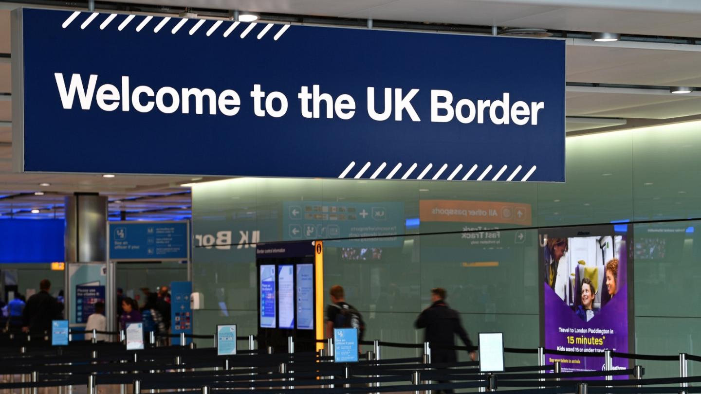 إجراءات مشددة ملزمة لجميع القادمين لإنكلترا وفي الصورة مطار هيثرو في لندن