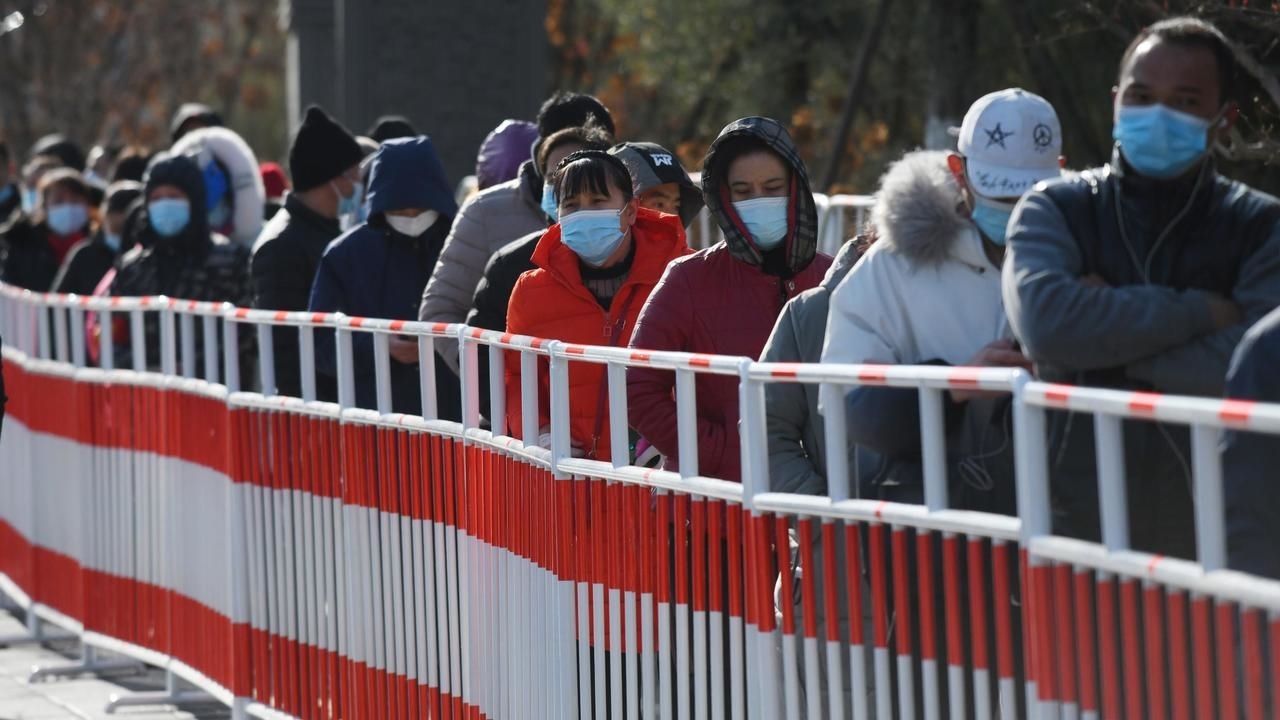 صف انتظار طويل للخضوع لفحوص من أجل كشف الإصابات بفيروس كورونا المستجد في بكين في 11 كانون الثاني/يناير 2021 