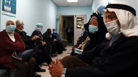 أردنيون ينتظرون دورهم لتلقي اللقاح ضد كورونا 