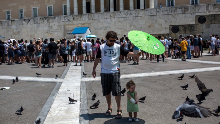 يونانيون يتنزهون في احدى الساحات العامة