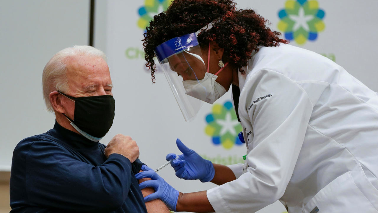 الرئيس الأميركي المنتخب جو بايدن يتلقى الجرعة الأولى من اللقاح المضاد لكوفيد-19، في الحادي والعشرين من كانون الأول/ديسمبر 2020