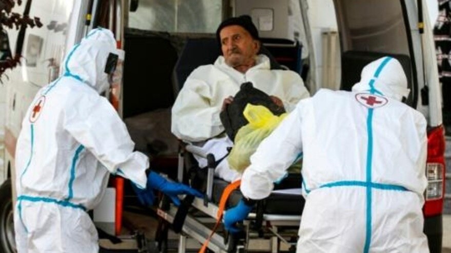 مسعفو الصليب الأحمر اللبناني ينقلون مسنًا مصابًا بكورونا إلى المستشفى السبت