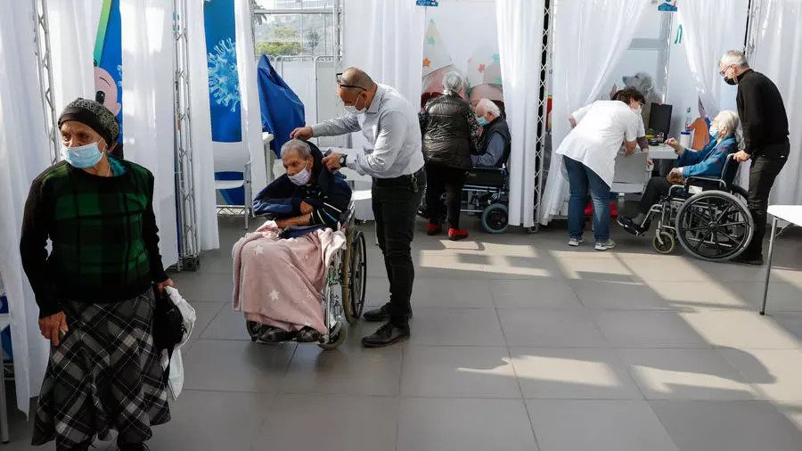 اسرائيليون في تل ابيب يستعدون لتلقي اللقاح ضد كورونا في 3 يناير 2021 