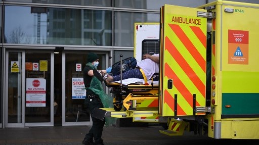 سيارة إسعاف تنقل مريضًا بكورونا إلى المستشفى الملكي في شرق لندن الخميس