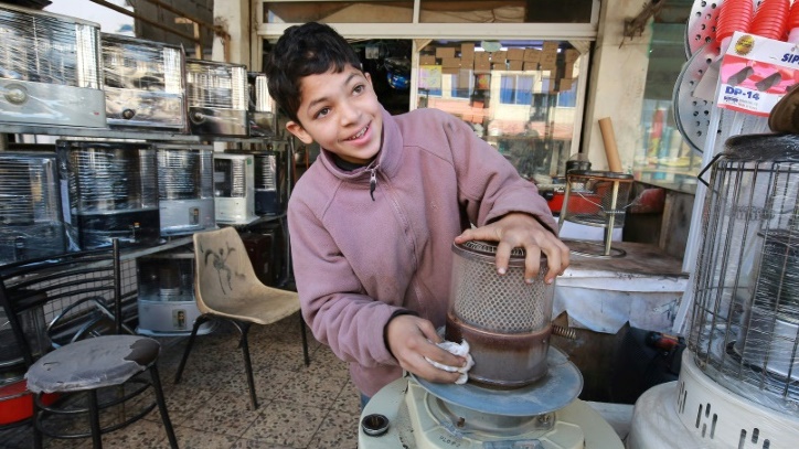 الطفل عمر خلال عمله