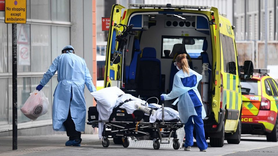 سيارة إسعاف تنقل مريضًا بكورونا إلأى أحد مستشفيات لندن