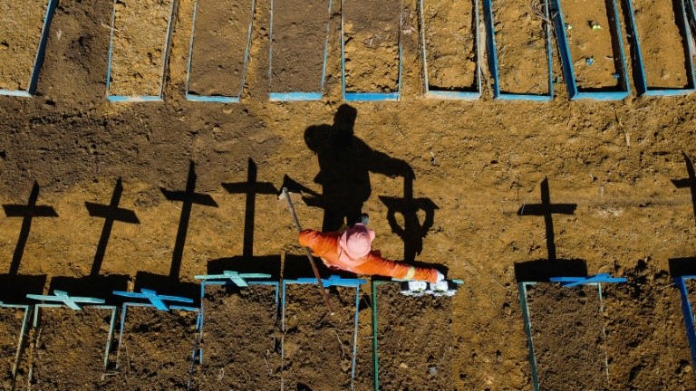 لقطة من الجو لشخص يعمل في مقبرة في ماناوس البرازيلية حيث يتم دفن ضحايا كوفيد-19 يوميًا بتاريخ 2 يونيو 2020