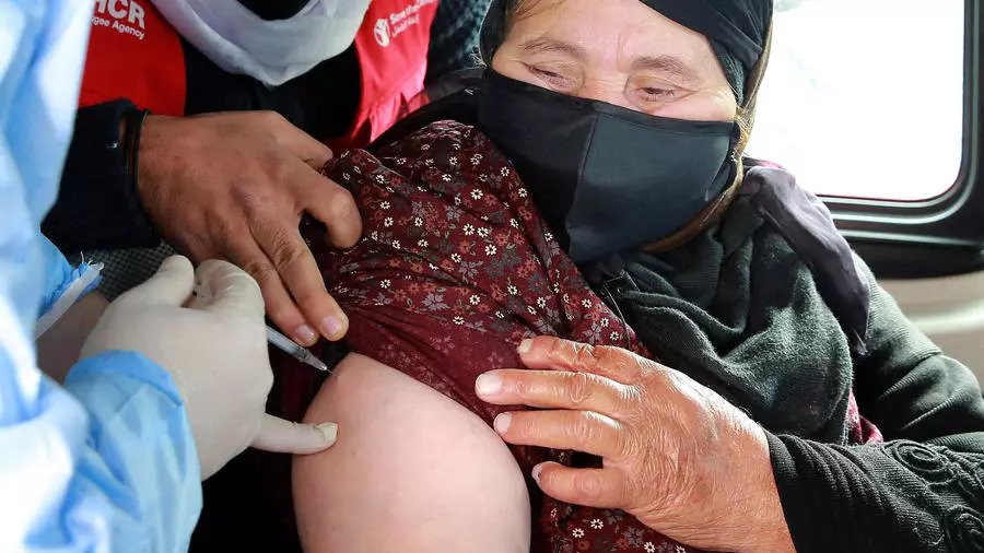 لاجئة سورية في بلدة المفرق الأردنية المحاذية للحدود السورية تتلقى اللقاح ضد كورونا الإثنين