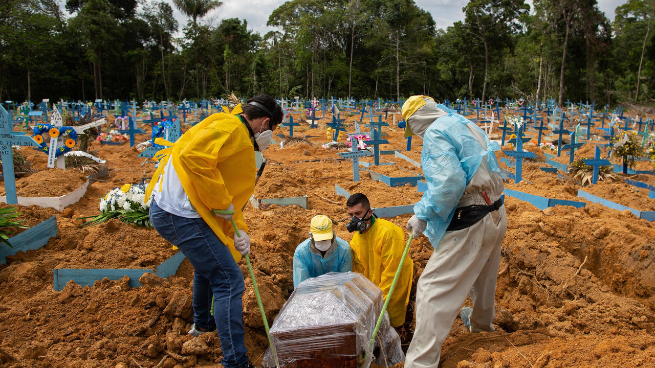 دفن ضحايا لفيروس كورونا المستجد في مقبرة نوسا سنيورا اباراسيدا في ماناوس في البرازيل في الخامس من كانون الثاني/يناير 2021