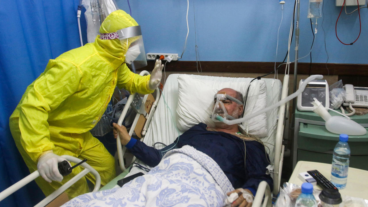 مسعف يعتني بمريض كوفيد -19 في مستشفى في مدينة النبطية بجنوب لبنان
