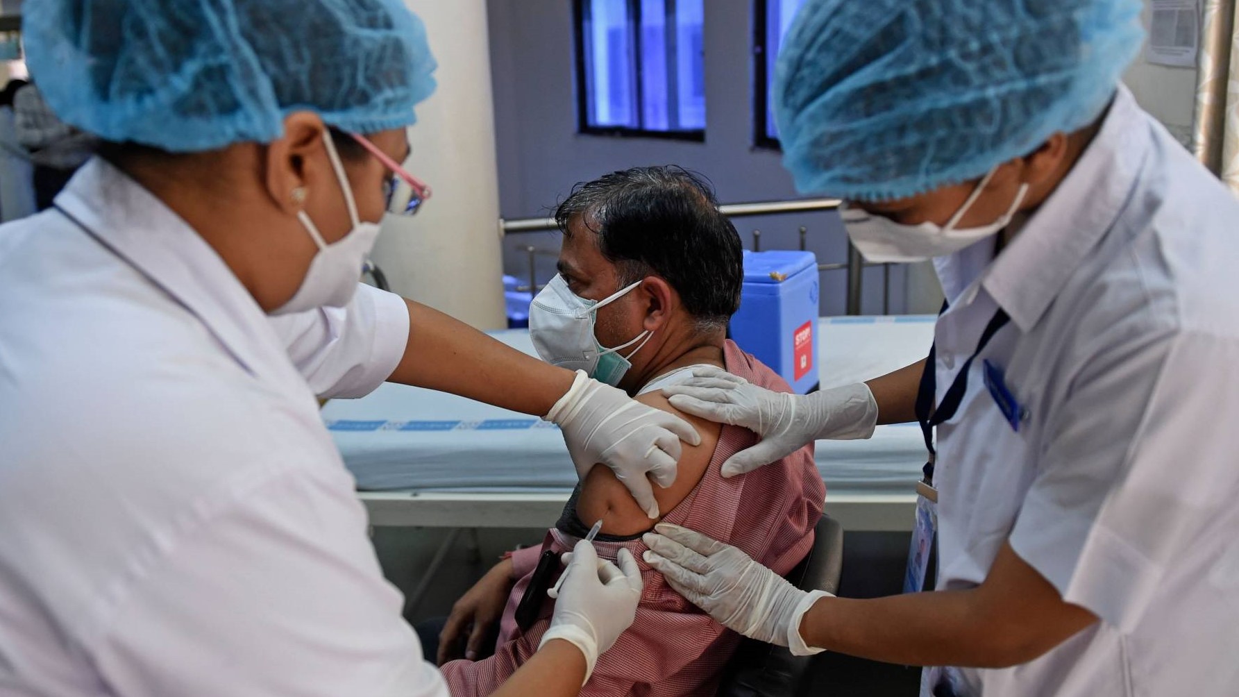 هندي يتلقى جرعة من اللقاح المحلي ضد كورونا في أحد مراكز التلقيح الهندية
