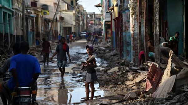 حي سكني في هاييتي وبدت عليه الأضرار نتيجة الأعاصير