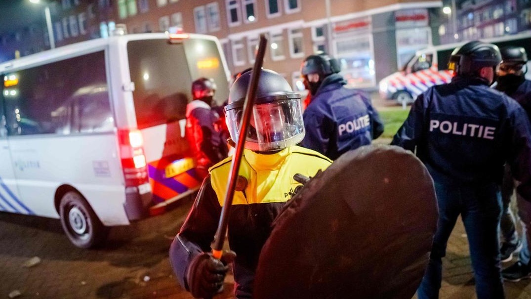 الشرطة الهولندية في مواجهة المتظاهرين